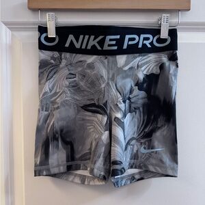 Women’s Nike Pro 5” Shorts size Small (4-6)